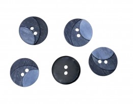 Kunststof knoop met 2 gaten  Drie kleuren donkerblauw in drie laagjes.  Doorsnee ongeveer 18 mm  Knopen worden per stuk verkocht