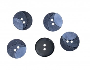 Kunststof knoop met 2 gaten  Drie kleuren donkerblauw in drie laagjes.  Doorsnee ongeveer 18 mm  Knopen worden per stuk verkocht