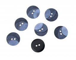 Kunststof knoop met 2 gaten  Drie kleuren donkerblauw in drie laagjes.  Doorsnee ongeveer 12,5 mm  Knopen worden per stuk verkoc