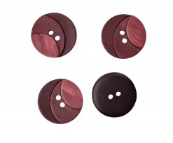 Kunststof knoop met 2 gaten  Drie kleuren bordeauxrood in drie laagjes. Doorsnee ongeveer 20 mm  Knopen worden per stuk verkocht