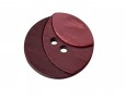Kunststof knoop met 2 gaten  Drie kleuren bordeauxrood in drie laagjes. Doorsnee ongeveer 20 mm  Knopen worden per stuk verkocht