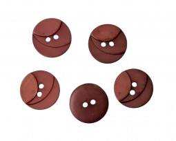 Kunststof knoop met 2 gaten  Drie kleuren warmrood in drie laagjes.  Doorsnee ongeveer 18 mm  Knopen worden per stuk verkocht.