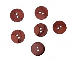 Kunststof knoop met 2 gaten  Drie kleuren warmrood in drie laagjes.  Doorsnee ongeveer 15 mm  Knopen worden per stuk verkocht.