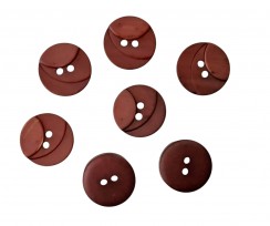 Kunststof knoop met 2 gaten  Drie kleuren warmrood in drie laagjes.  Doorsnee ongeveer 12,5 mm  Knopen worden per stuk verkocht.
