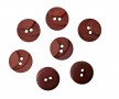 Kunststof knoop met 2 gaten  Drie kleuren warmrood in drie laagjes.  Doorsnee ongeveer 12,5 mm  Knopen worden per stuk verkocht.