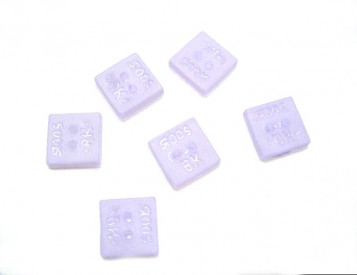 Bizzkids en Roos kunststof knoop 2 gaats  Met de woorden Roos en Bizzkids  Licht lila, transparant  Vierkante knoop.  14 mm