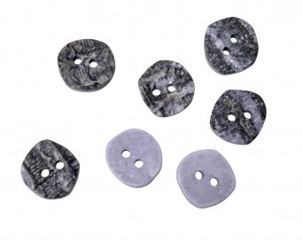 Bizzkids&Roos kunststof knoop 2 gaats  Grove grijs/blauwe knoop  Doorsnee ongeveer 14 mm  Dikte ongeveer 4 mm