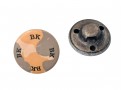 Metalen knoop  met de letters BK (Van BizzKids)  Geel/grijs gevlekt  Doorsnee ongeveer 15 mm  Op een steeltje