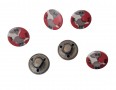 Metalen knoop  met de letters BK (Van BizzKids)  Rood/grijs gevlekt  Doorsnee ongeveer 15 mm  Op een steeltje