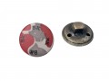 Metalen knoop  met de letters BK (Van BizzKids)  Rood/grijs gevlekt  Doorsnee ongeveer 15 mm  Op een steeltje