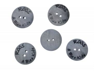 Houten knoop met de woorden Bizzkids & Roos  Smoked oudblauw  2 gaten  Doorsnee ongeveer 20 mm