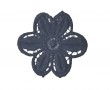 Een opnaaibare donkerblauwe bloemapplicatie met een doorsnee van 50 mm  Prijs per stuk.