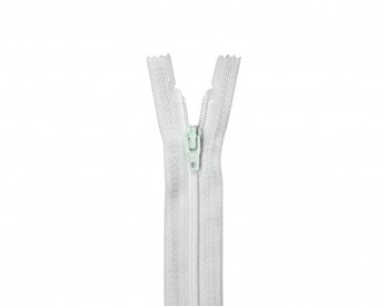 Een witte rokrits van 15 cm lang.
