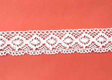 Wit kantklos kant van 38 mm. breed  100% katoen