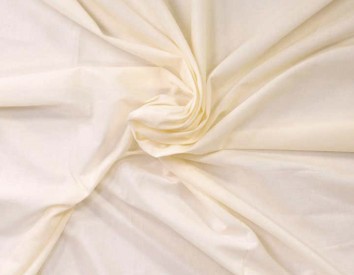 Batist stof effen creme.  100 % katoen  70 gram/m2  140-150 cm breed