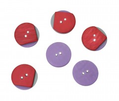 Een rood/groen/paarse kunststof knoop  Doorsnee ongeveer 17,5 mm  Met 2 gaten
