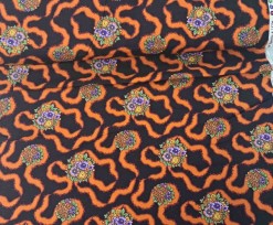 Quiltkatoen Zwart met oranje krinkel en bloem 1029q