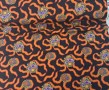 Quiltkatoen Zwart met oranje krinkel en bloem 1029q
