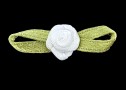 Een opnaaibaar roosje met lusjes van ongeveer 1 x 3 cm  Wit roosje, mosgroen lintje  Deze strikjes worden per stuk verkocht