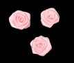 Corsage. Een roze opnaaibare roos applicatie  Doorsnee ongeveer 30 mm  Deze roosapplicaties worden per stuk verkocht