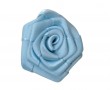 Corsage. Een lichtblauwe opnaaibare roos applicatie  Doorsnee ongeveer 30 mm  Deze roosapplicaties worden per stuk verkocht