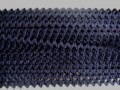 Zigzagband donkerblauw  Breedte ongeveer 9 mm. (Gemeten aan de buitenkant van de boogjes)  De golf is ongeveer 4 mm breed. 