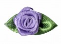 Opnaaibare bloemapplicatie  Paars roosje met groen bladvormig strikje  Ongeveer 30x15 mm.  Worden per stuk verkocht