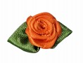 Opnaaibare bloemapplicatie  Oranje roosje met groen bladvormig strikje  Ongeveer 30x15 mm.  Worden per stuk verkocht