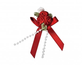 Een opnaaibare corsage van strikje met 3 roosjes, blaadjes en kraaltjes  Rood  Ongeveer 5 x 6 cm.  Ook leuk voor decoratie