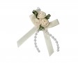 Een opnaaibare corsage van strikje met 3 roosjes, blaadjes en kraaltjes  Creme  Ongeveer 5 x 6 cm.  Ook leuk voor decoratie 
