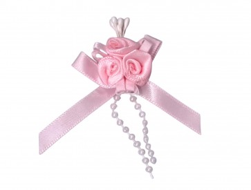 Een opnaaibare corsage van strikje met 3 roosjes, blaadjes en kraaltjes  Roze  Ongeveer 5 x 6 cm.  Ook leuk voor decoratie