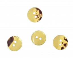 2 Gaats kunststof knoop geel met een doorsnee van ongeveer 12.5 mm.  1 kant effen, de andere kant gevlekt.