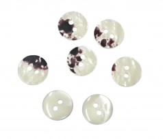 2 Gaats kunststof knoop offwhite met een doorsnee van ongeveer 11 mm.  1 kant effen, de andere kant gevlekt.