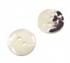 2 Gaats kunststof knoop offwhite met een doorsnee van ongeveer 11 mm.  1 kant effen, de andere kant gevlekt.