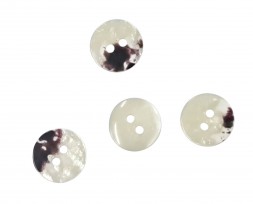 2 Gaats kunststof knoop offwhite met een doorsnee van ongeveer 12.5 mm.  1 kant effen, de andere kant gevlekt.