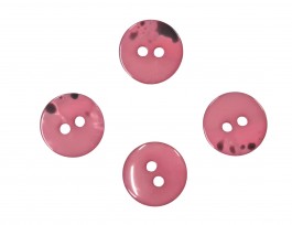 2 Gaats kunststof knoop donker roze met een doorsnee van ongeveer 12.5 mm.  1 kant effen, de andere kant gevlekt.