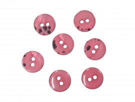 2 Gaats kunststof knoop donker roze met een doorsnee van ongeveer 11 mm.  1 kant effen, de andere kant gevlekt.