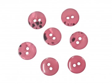 2 Gaats kunststof knoop donker roze met een doorsnee van ongeveer 11 mm.  1 kant effen, de andere kant gevlekt.