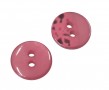 2 Gaats kunststof knoop donker roze met een doorsnee van ongeveer 11 mm.  1 kant effen, de andere kant gevlekt.