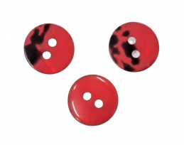 2 Gaats kunststof knoop rood met een doorsnee van ongeveer 12.5 mm.  1 kant effen, de andere kant gevlekt.