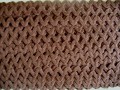 Zigzagband chocoladebruin  Breedte ongeveer 12 mm. (Gemeten aan de buitenkant van de boogjes)  De golf is ongeveer 6 mm breed.  