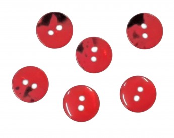 2 Gaats kunststof knoop rood met een doorsnee van ongeveer 11 mm.  1 kant effen, de andere kant gevlekt.