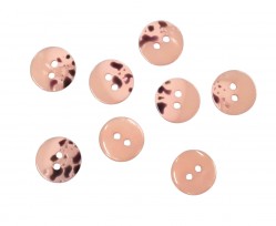 2 Gaats kunststof knoop zalm roze met een doorsnee van ongeveer 11 mm.  1 kant effen, de andere kant gevlekt.
