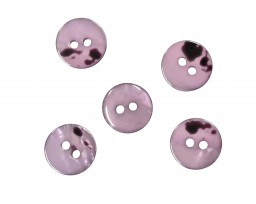 2 Gaats kunststof knoop licht oudpaars met een doorsnee van ongeveer 12.5 mm.  1 kant effen, de andere kant gevlekt.