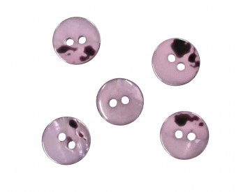 2 Gaats kunststof knoop licht oudpaars met een doorsnee van ongeveer 12.5 mm.  1 kant effen, de andere kant gevlekt.