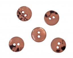 2 Gaats kunststof knoop roestbruin met een doorsnee van ongeveer 12.5 mm.  1 kant effen, de andere kant gevlekt.