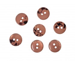 2 Gaats kunststof knoop roestbruin met een doorsnee van ongeveer 11 mm.  1 kant effen, de andere kant gevlekt.