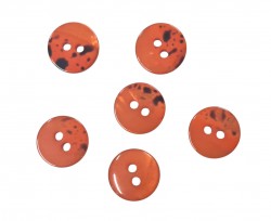 2 Gaats kunststof knoop warm oranje met een doorsnee van ongeveer 12.5 mm.  1 kant effen, de andere kant gevlekt.