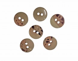 2 Gaats kunststof knoop legergroen met een doorsnee van ongeveer 12.5 mm.  1 kant effen, de andere kant gevlekt.