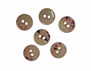 2 Gaats kunststof knoop legergroen met een doorsnee van ongeveer 12.5 mm.  1 kant effen, de andere kant gevlekt.
